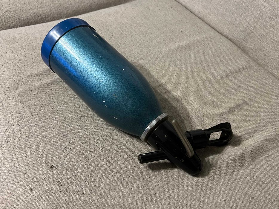 Sifon metalic vintage albastru cap plastic anii 70 80 stare buna colec