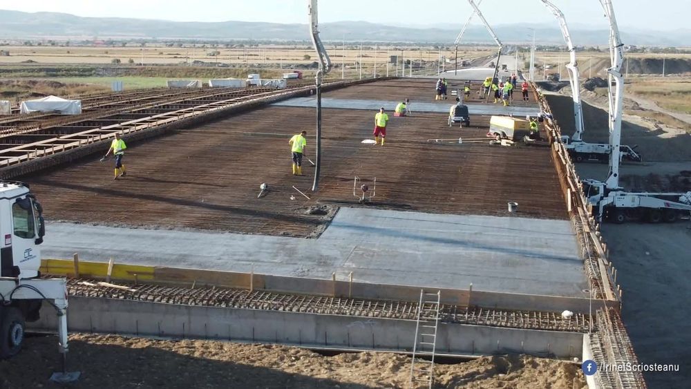 Turnari beton Elicopterizat- finisat cu Quarț, Periat antiderapant, Pardoseli Industriale cu cuart, sapa din beton in curte, platforme betonate