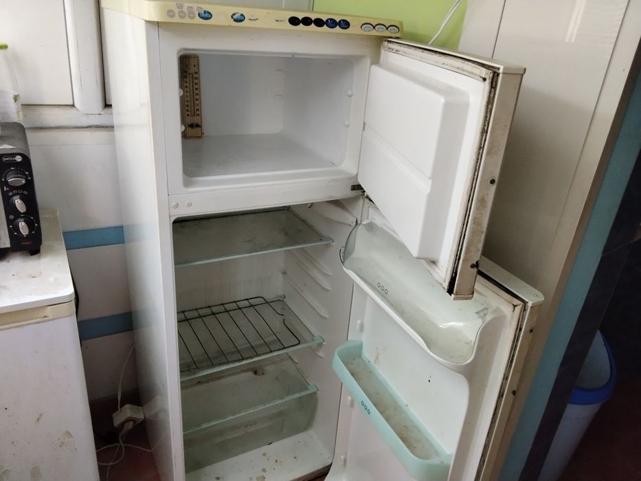 Голям оригинален хладилник с фризер , на уирпул ( Филипс )