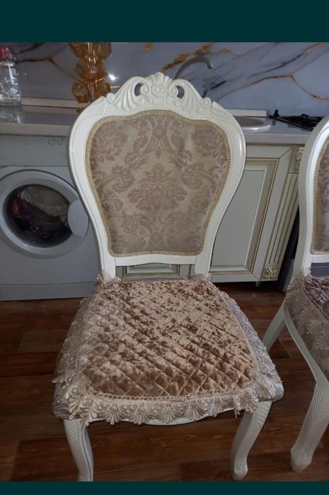 Стулья королевские.