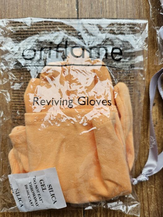 Set bentite par machiaj,penseta epil ,pila calcaie ,manusi masca maini