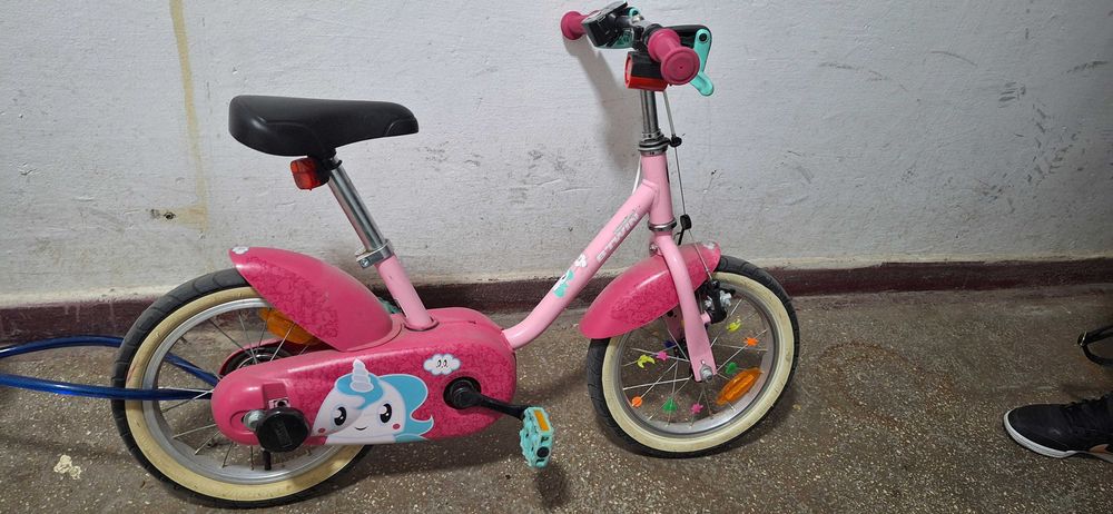Bicicletă copii B-twin roz.