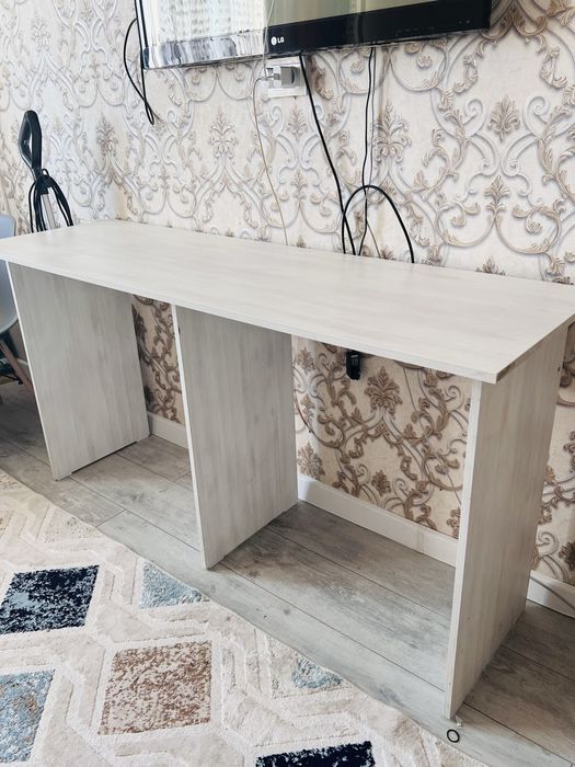 Стол и подвесной шкаф