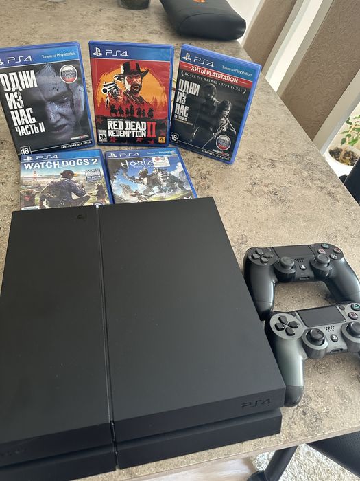 PlayStation 4 + 2 джойстика + 5 игр