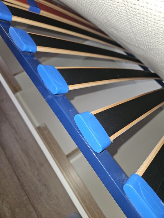 Продавам единично легло