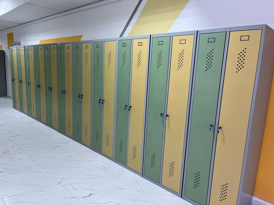 Шкафы металлические для раздевалок гардероба.