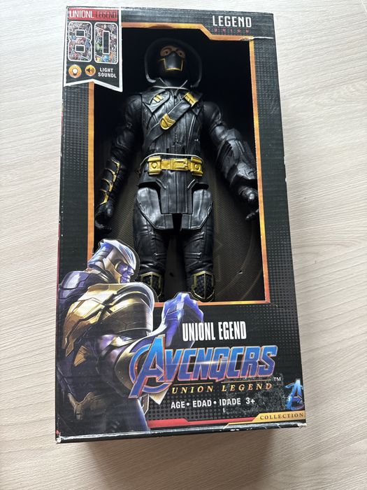 Марвил Ронин говорит, светится