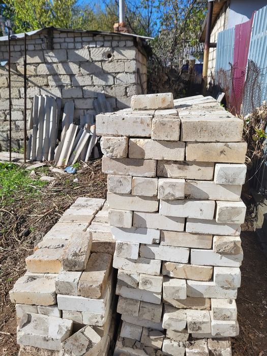 Продам керпич.220штук