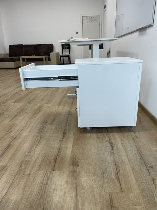 Регулируемо бюро с контейнер