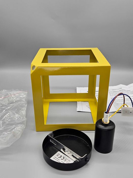 Декоративна висяща лампа в модерен кубичен дизайн – жълта