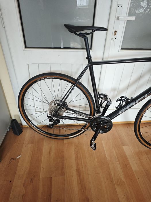 Bicicleta gravel Focus Paralane