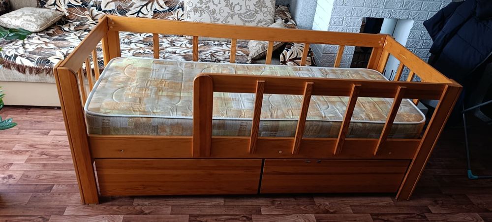Продам кровать дерево