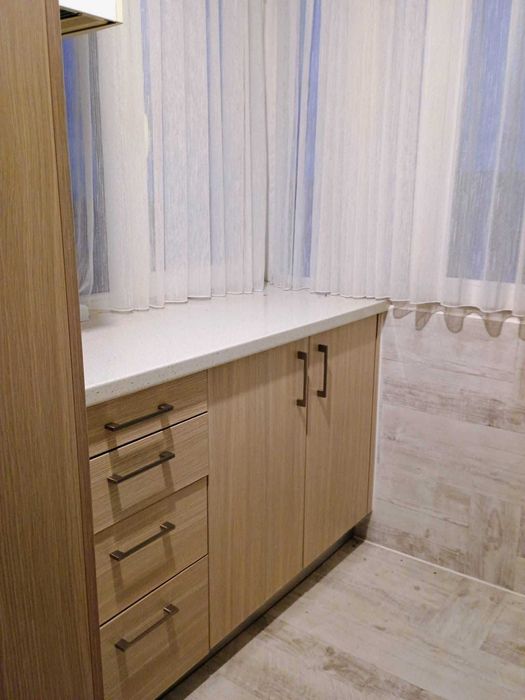 Vând apartament 2 camere, decomandat, 2 balcoane, mobilat, utilat, izolat interior (vată+rigips) inclusiv tavanele și pereții