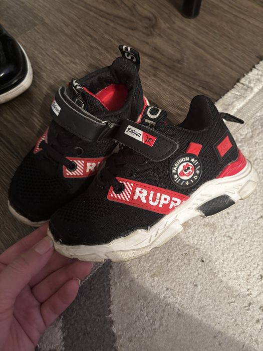 Продам кроссовки на мальчика