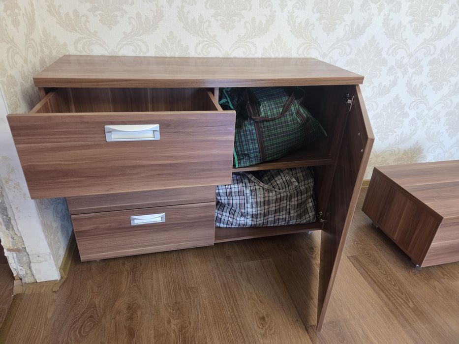 Продаётся комод и 2прикроватные тумбы