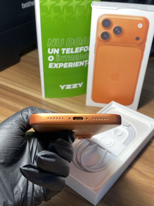 iPhone 17 Pro Max • 256 GB • Cosmic Orange