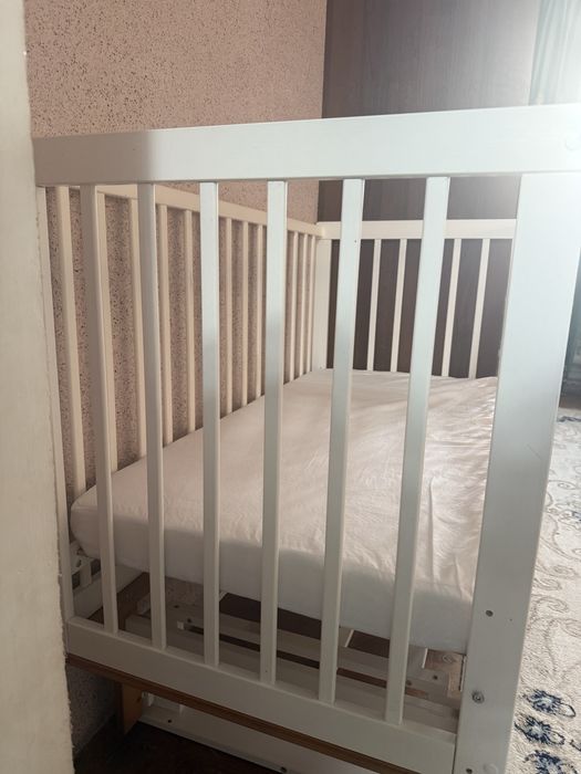 Продам манеж белый