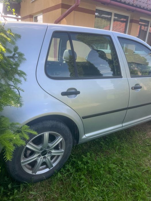 Vand sau dezmembrez volkaswage Golf 4