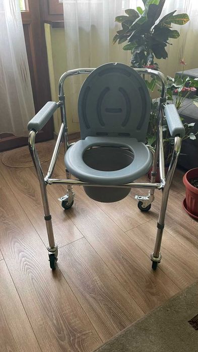 Инвалиден стол с гърне