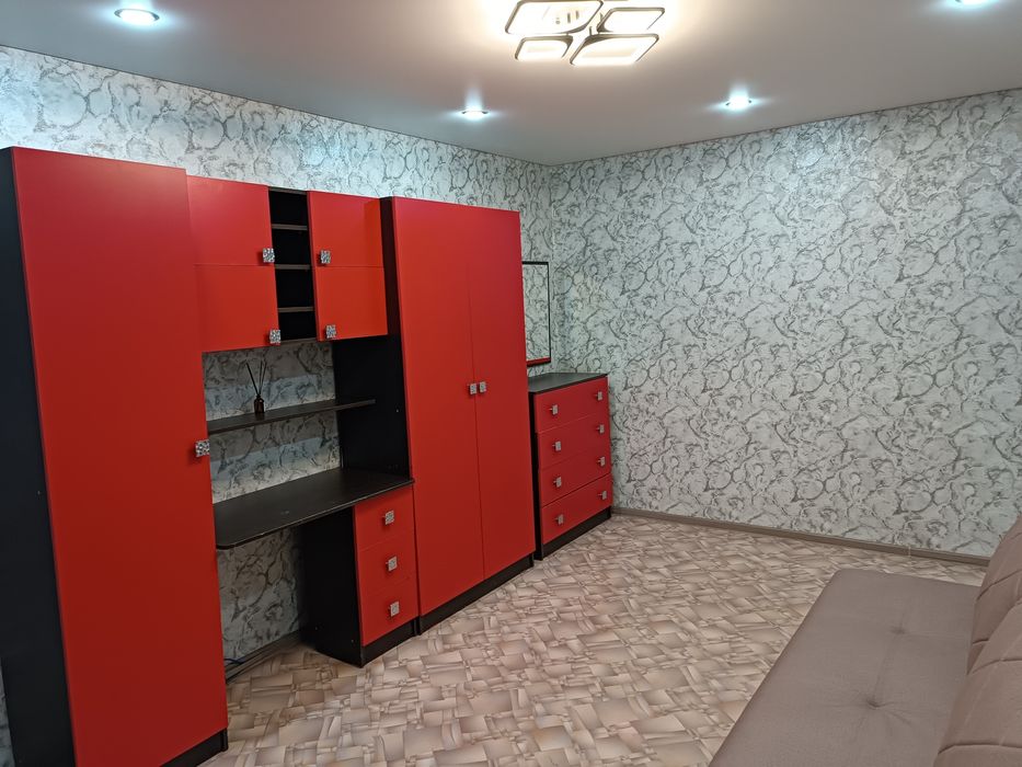 Продам стенку Классную!Красную!