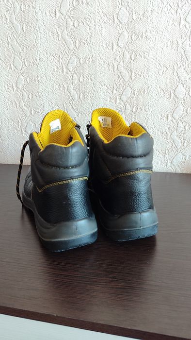 Ботинки с защитным металлическим подноском
