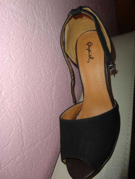 Стилни черни обувки