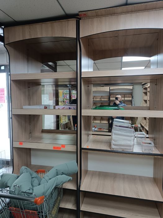 Стеллажи,витрины, рабочий стол