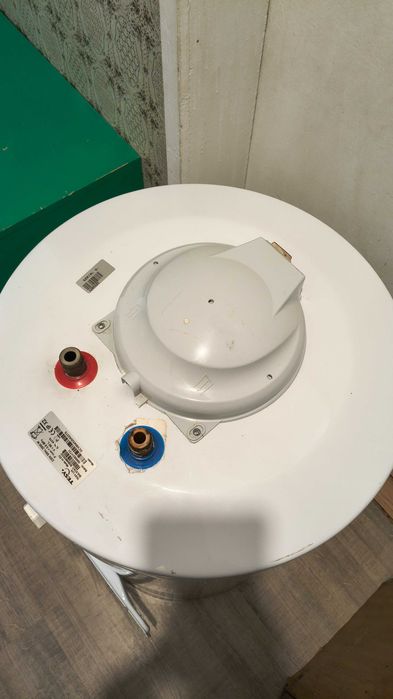 Продавам бойлер Теси 80л,2000W