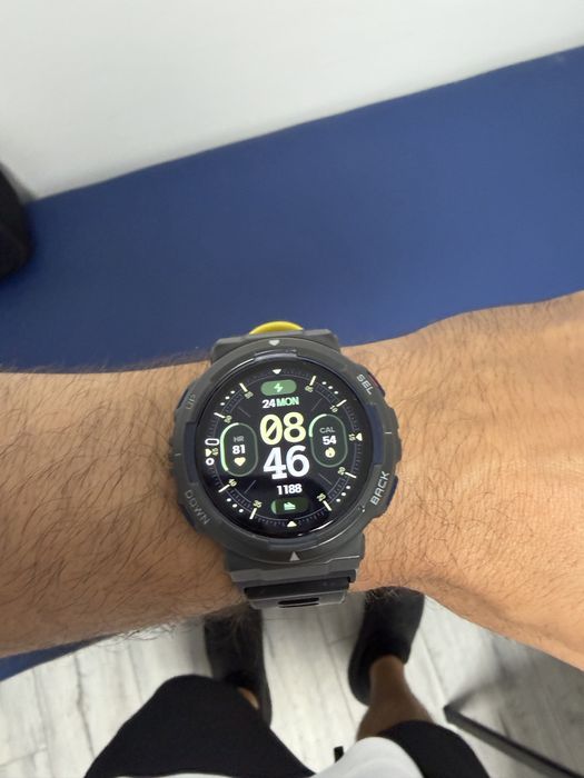 Amazit Active Edge 3 ceasuri disponibile fiecare se vinde cu 200 de lei.