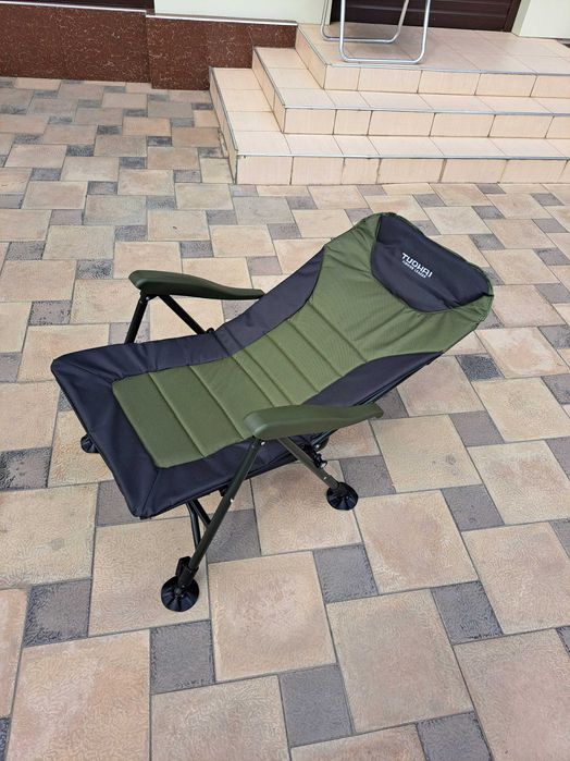 Кресло с откидной спинкой.