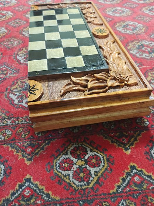 Faqat Shaxmat doskasini ozi