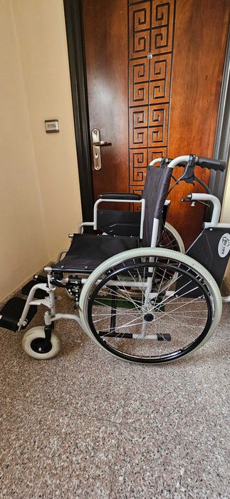 Сгъваема инвалидна количка в отлично състояние