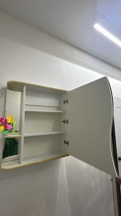 Шкаф с зеркалом,