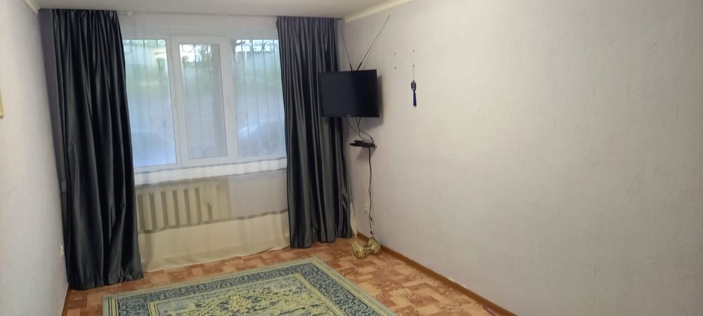 Продам 1к.кв в11мкр ул.Станционная 33 жел.дверь пласт.окна