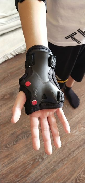 Роликовые коньки и комплект защиты.