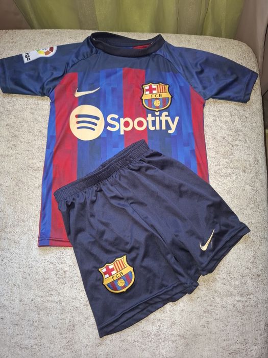 Детски футболни екип и тениска