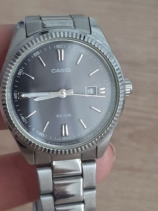 Ceas Casio Elegant Damă – Model Silver cu Ramă Zimțată (Tip Datejust)