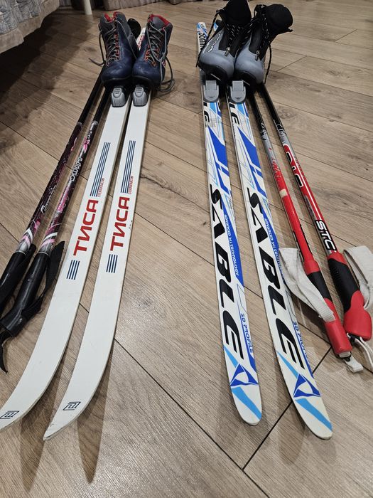2 комплекта лыж с спец обувью
