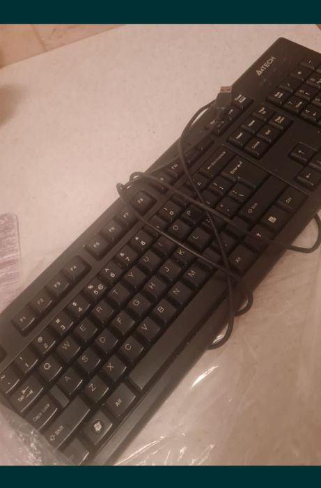 Compresor frigider și tastatură calculator