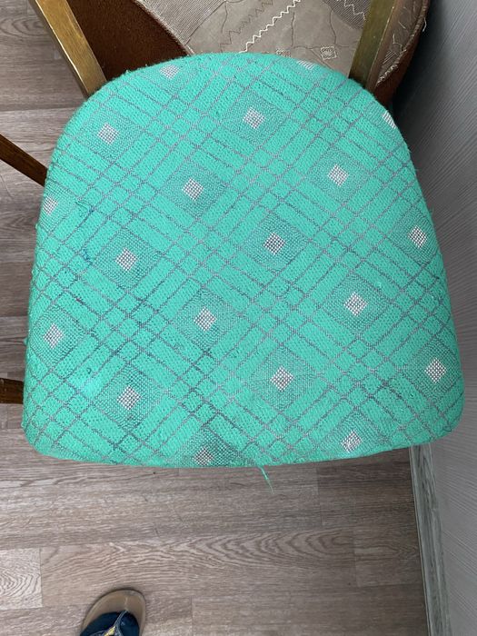 Продам два деревянных стула