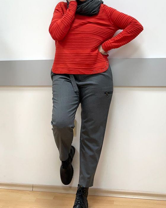 Хубав авангарден панталон в сиво