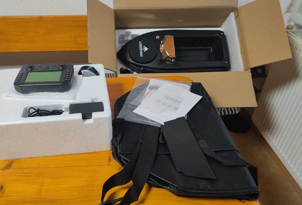 Продавам лодка за захранка  LOKEEVAN V030