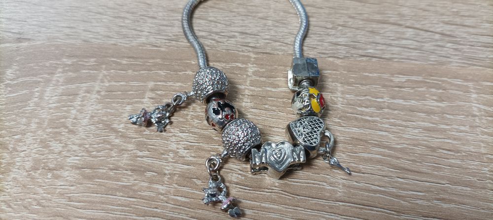 Гривна тип Пандора със седем талисмана.