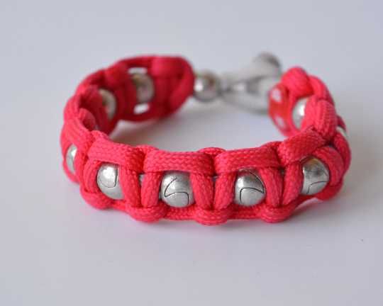 Браслет из паракорда красный с хромированными бусинами