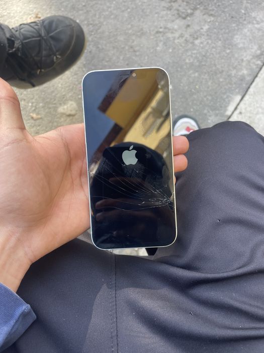 Vand iphone 12 fara semne de uzura doar sticla ecranului este sparta