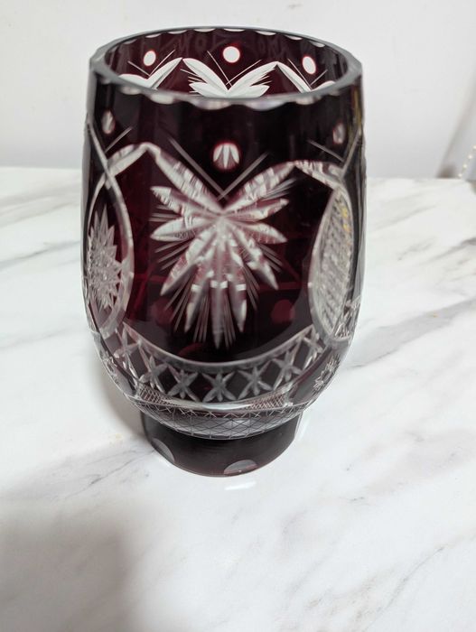 Set cristal rubiniu tăiat – vaza, carafă și 4 pahare – stare excelentă