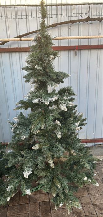 Vând 2 brazi artificiali