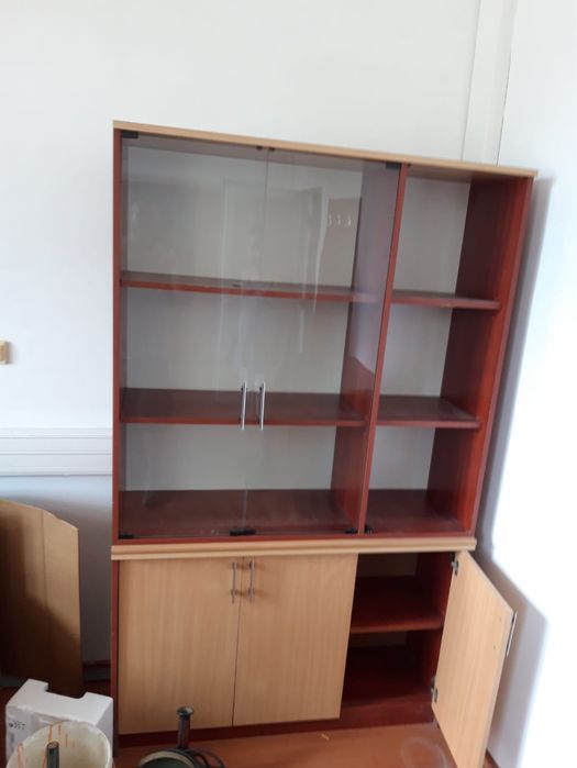 Bibliotecā in stare foarte buna