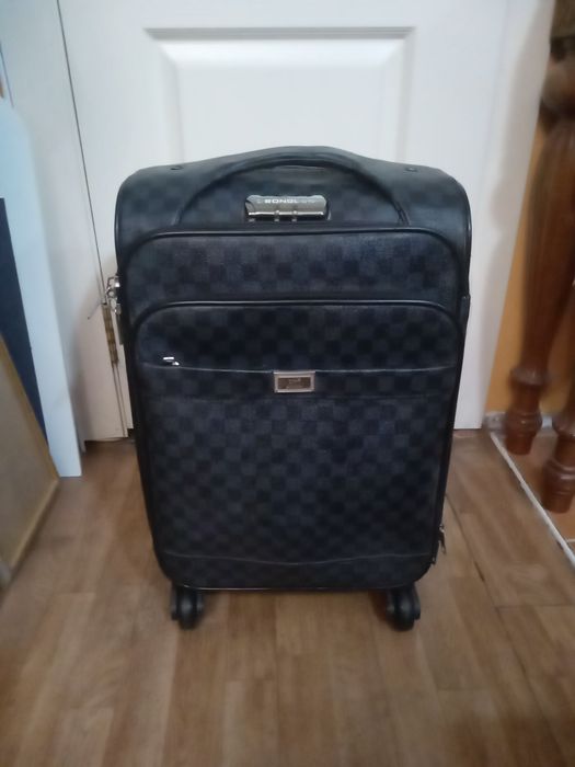 Чемодан недорого . Читайте внимательно