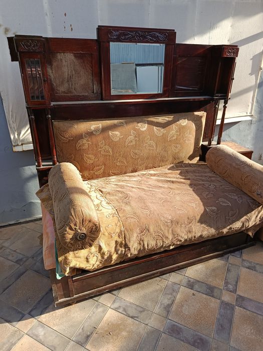 Мягкий диван старинный в хорошем состоянии